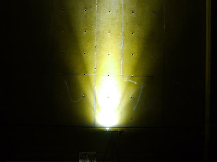 B.R.SLM900AG　上部写真で光の広がり方を確認